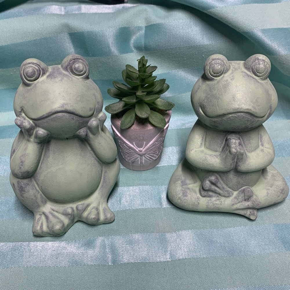 2 Green Garden Frog Figurines Painted Cement - Picture 2 of 9